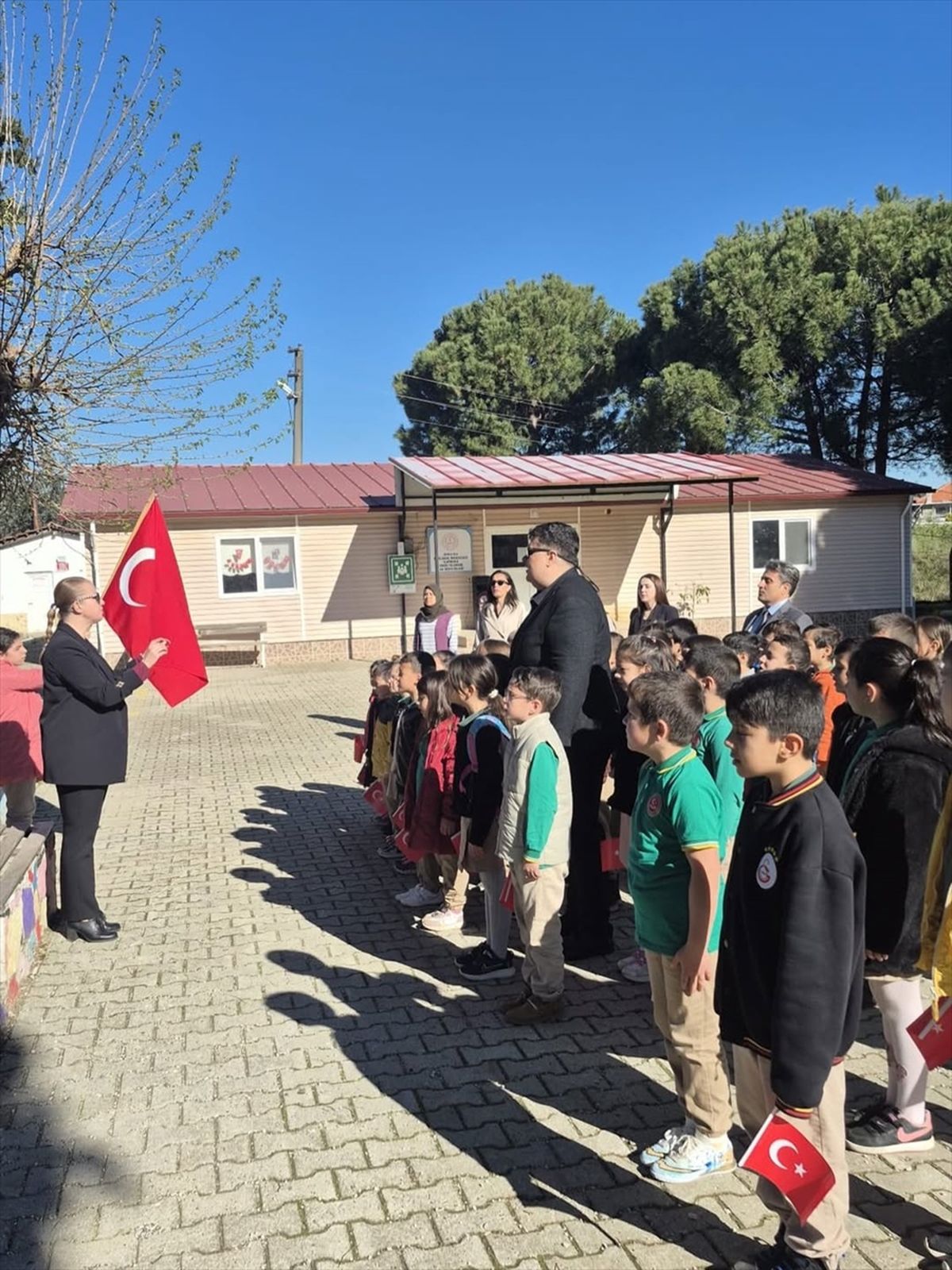 Ula'da öğrenciler Türk bayraklarıyla birlik mesajı verdi