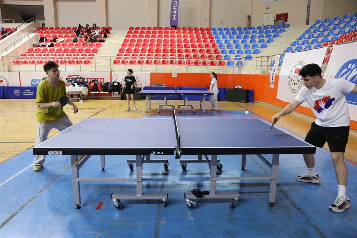 Ünilig Masa Tenisi Şampiyonası Burdur'da başladı