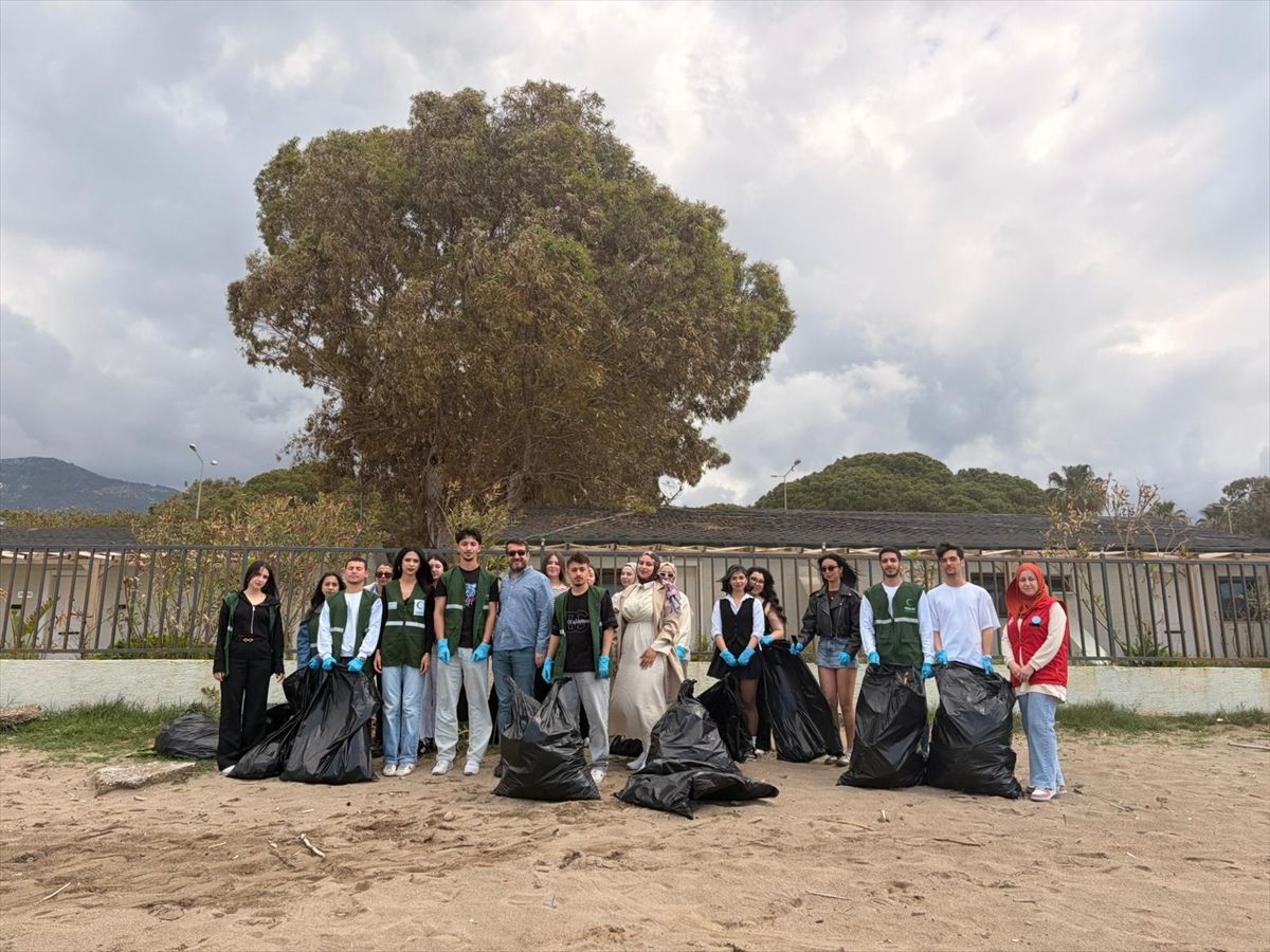 Üniversite öğrencilerinden Alanya sahilinde çevre temizliği etkinliği