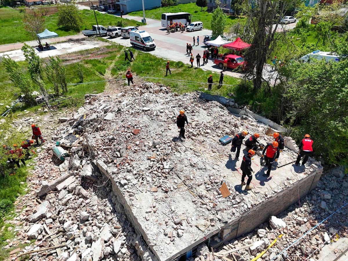 Uşak'ta 5,5 büyüklüğündeki depremin tatbikatı yapıldı