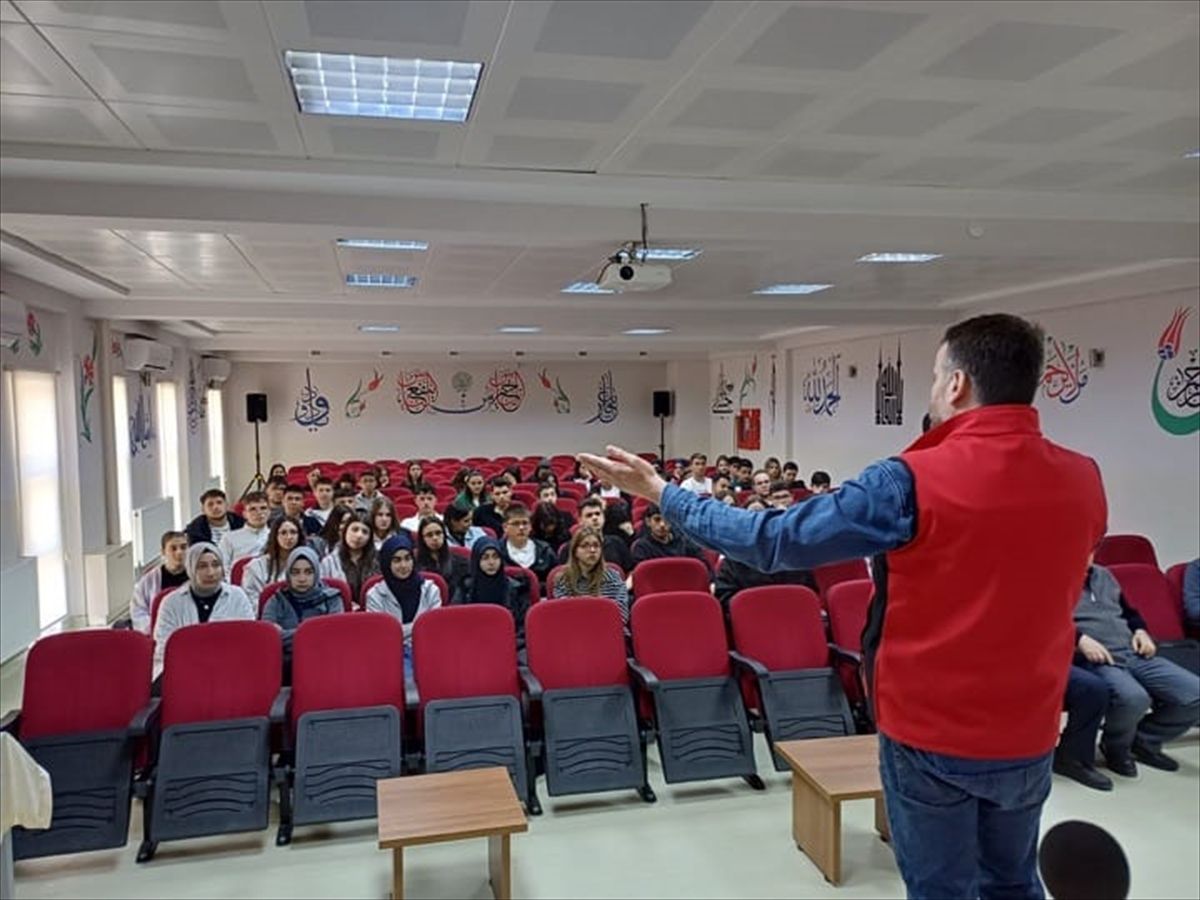 Uzunköprü'de öğrencilere bilgilendirme semineri düzenlendi