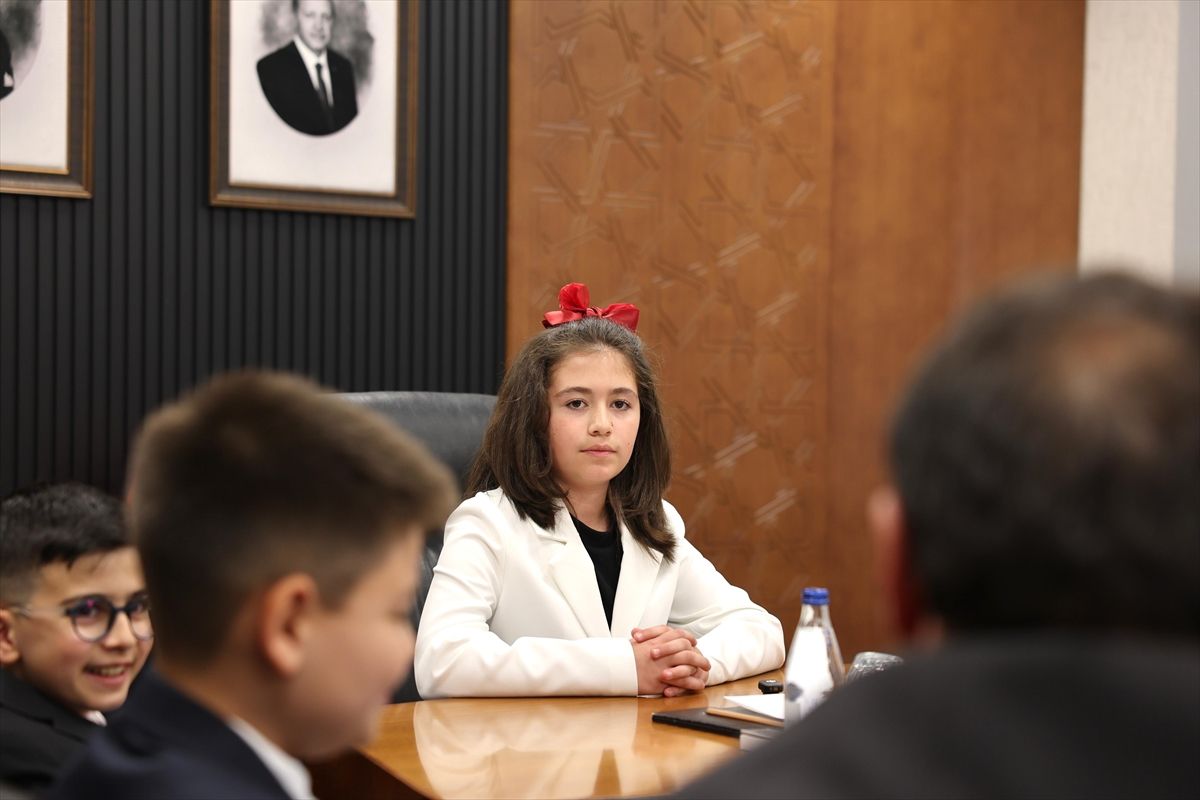 Vali Çiçek, makamını ilkokul öğrencisi Zeynep'e devretti