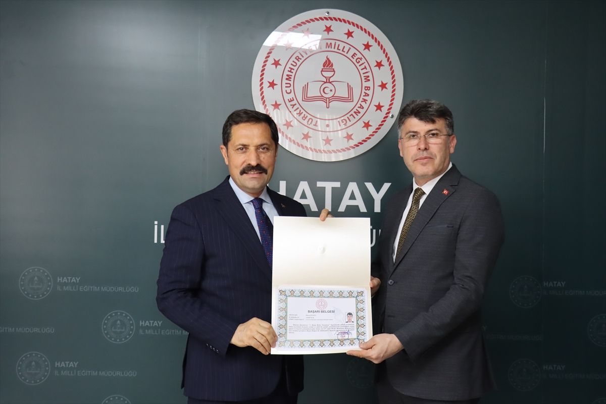 Vali Masatlı "2. Hatay Robot Yarışması"nda görev alan ekibe başarı belgesi verdi