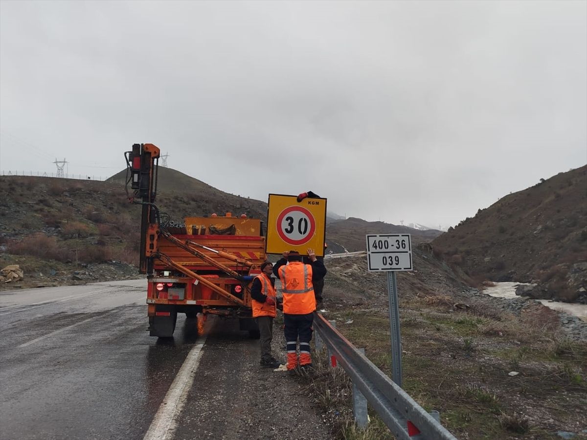 Van, Bitlis ve Muş'ta kar nedeniyle 147 yerleşim yerinin yolu kapandı