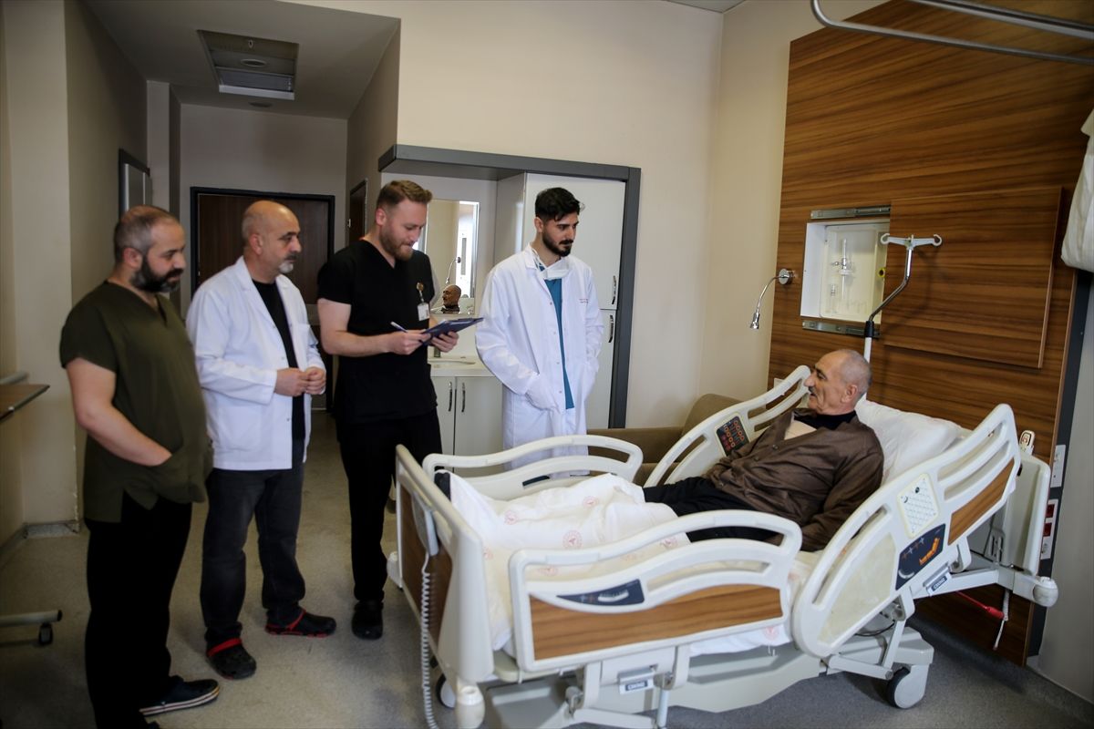 Van'da 25 dakikalık kalp masajıyla hayata döndürülen hasta ameliyatla sağlığına kavuştu