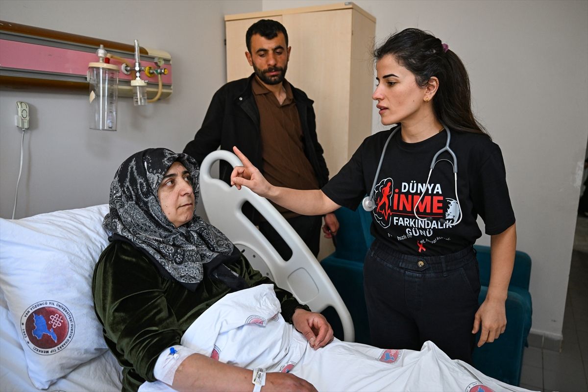 Van'da doktorlar siyah tişörtlerle 'inme' farkındalığı oluşturuyor