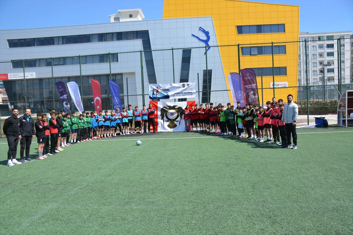 Van'da 'Gençler Sporda, Gelecek Emniyette Mini Futbol Turnuvası' düzenlendi