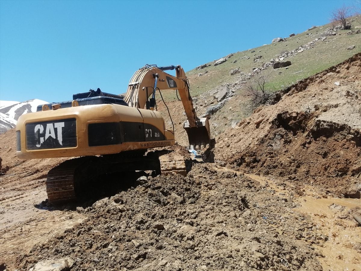 Van'da heyelan ve taşkınlardan zarar gören mahalle yolları onarıldı