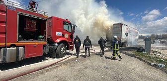 Van'da seyir halindeki tırın dorsesinde çıkan yangın söndürüldü