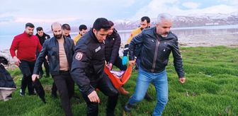 Van Gölü'nde donma tehlikesi geçiren kişi ekiplerce kurtarıldı
