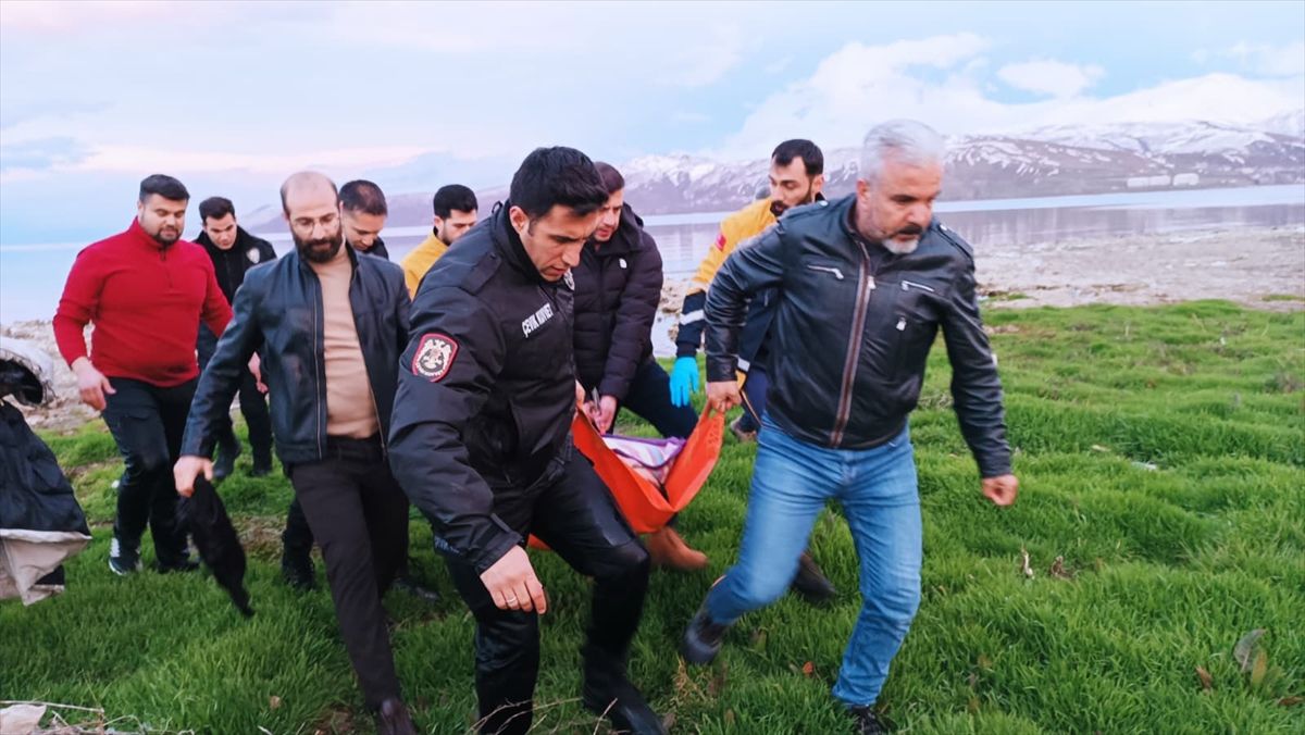 Van Gölü'nde donma tehlikesi geçiren kişi ekiplerce kurtarıldı