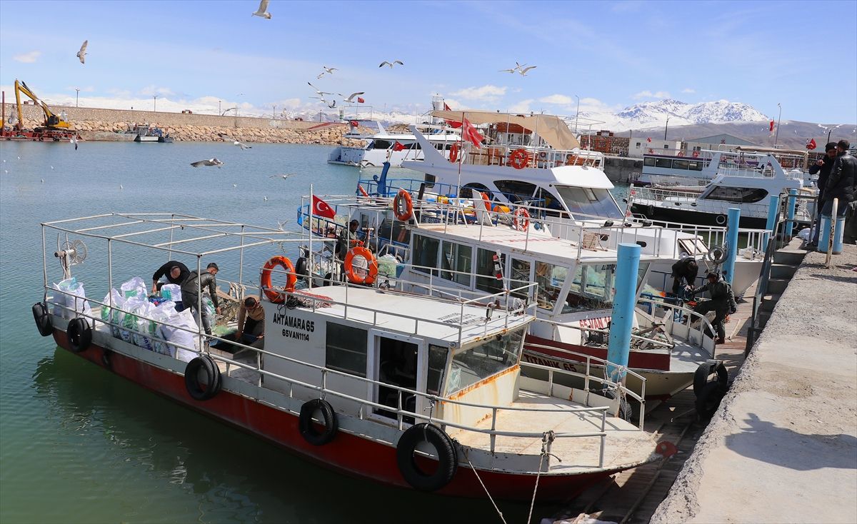 Van Gölü'nde yaşayan inci kefali için av yasağı yarın başlıyor