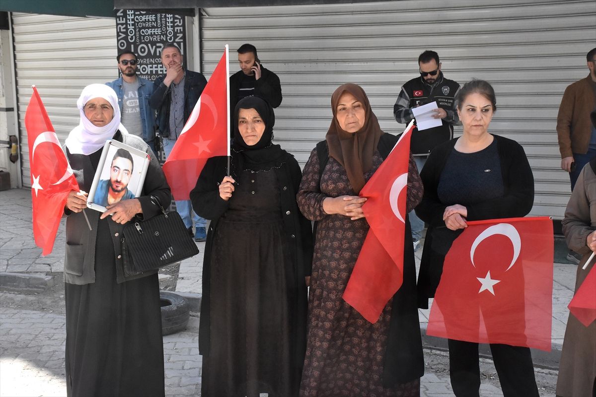 Vanlı aileler DEM Parti binası önündeki 'evlat nöbeti'ni sürdürdü
