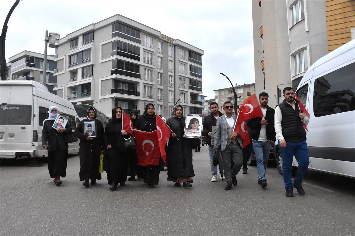 Vanlı aileler DEM Parti İl Başkanlığı önündeki eylemlerini sürdürdü