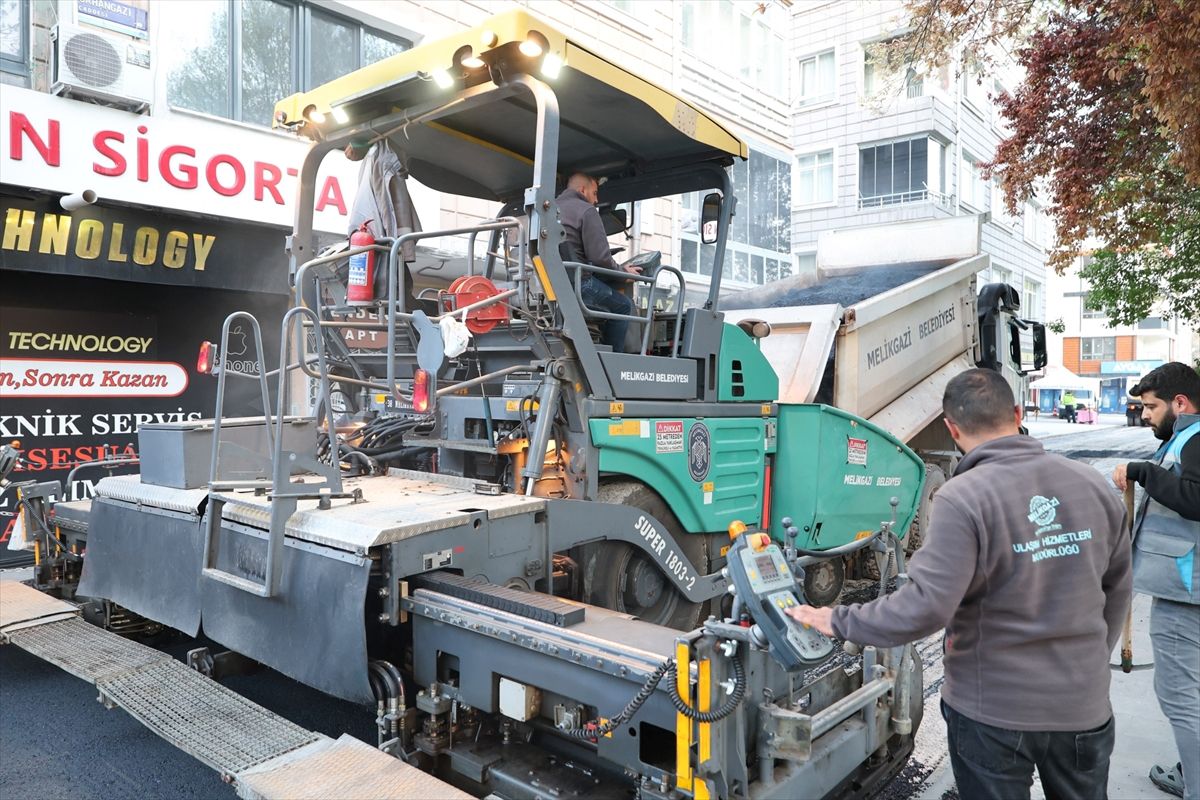 Melikgazi ilçesinde yol yapım, bakım ve asfalt serim çalışmaları sürüyor