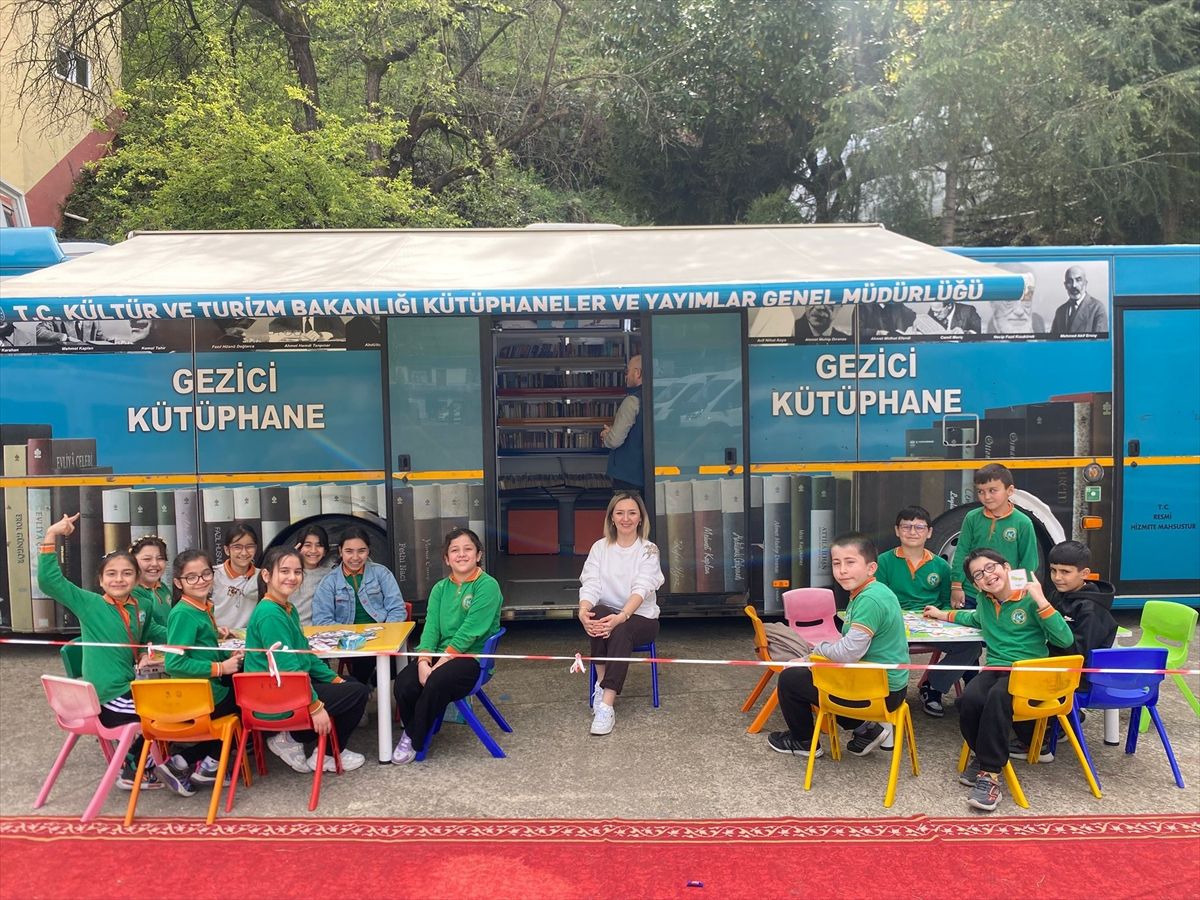Yağlıdere'de gezici kütüphane öğrencileri kitapla buluşturdu