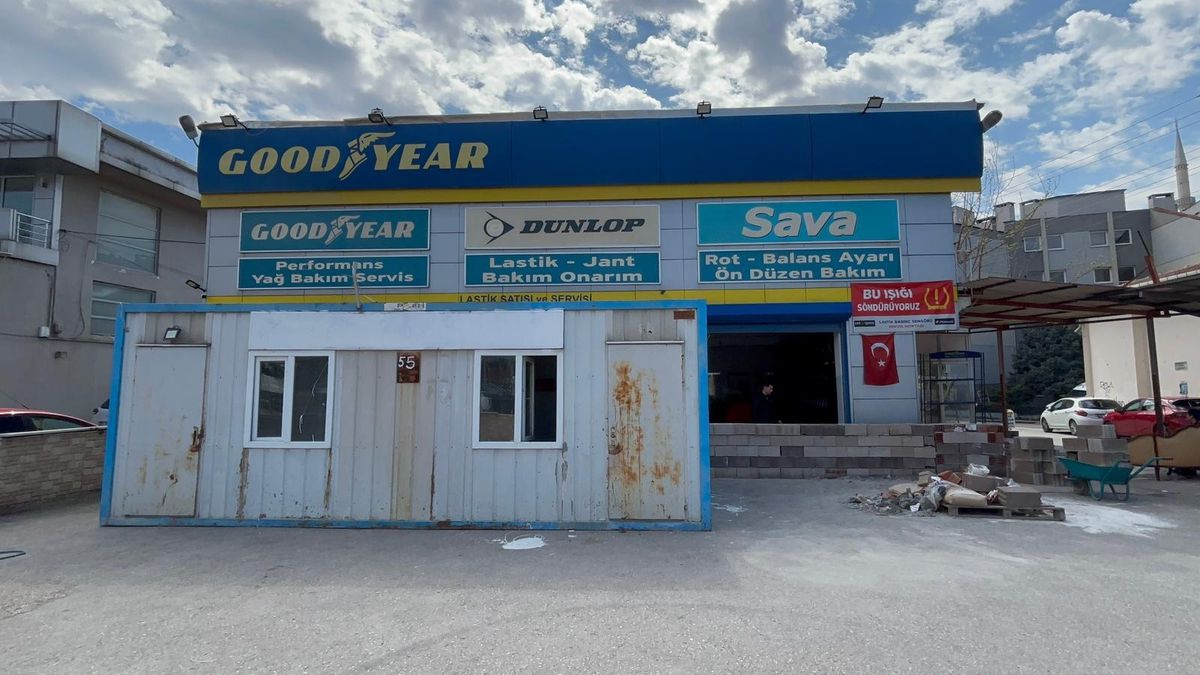 'Yer meselesi' yüzünden tartıştığı komşusunun dükkanının önüne duvar ördü