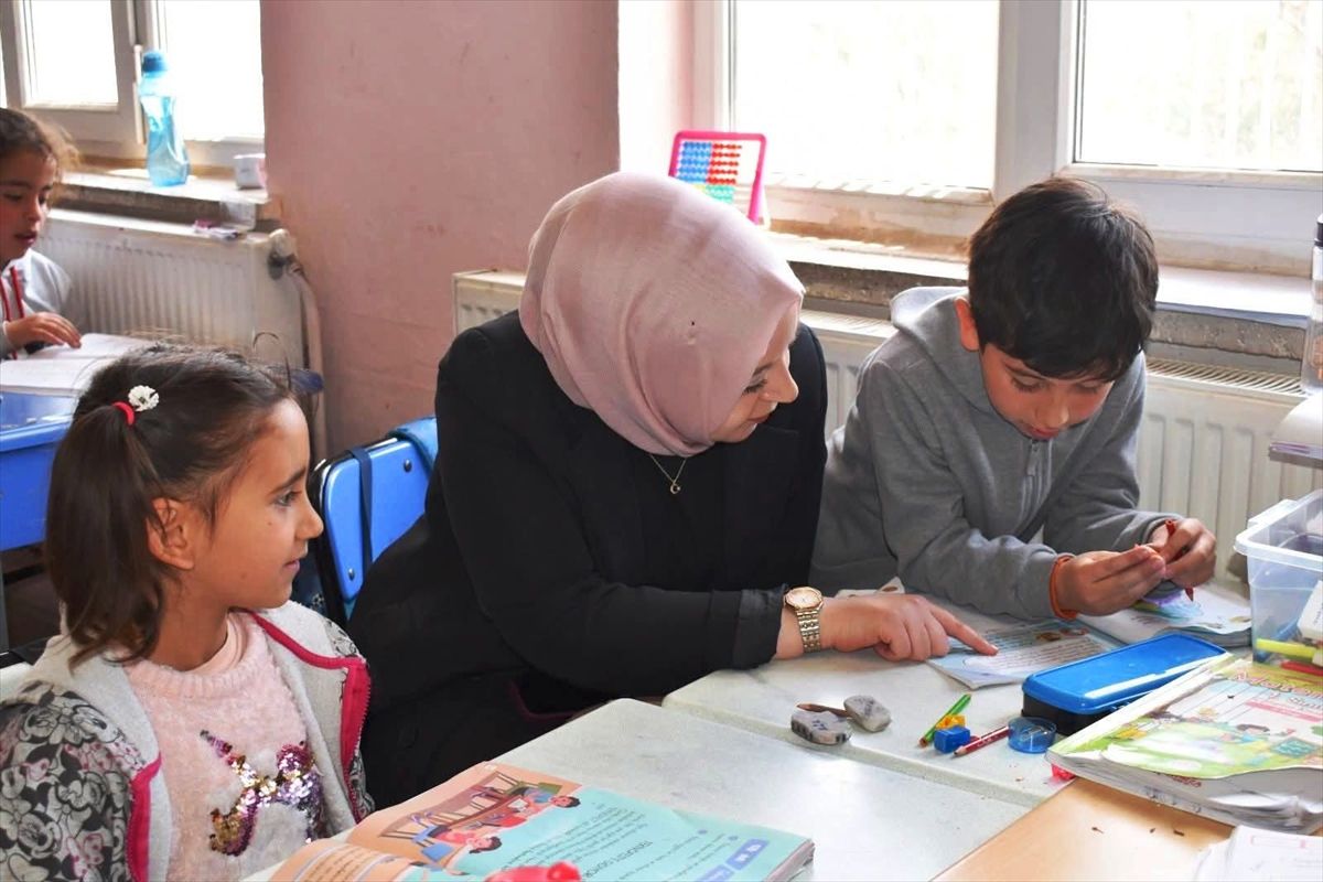 Yeşilyurt Kaymakamı Yeşim Altın, köy okullarını ziyaret etti