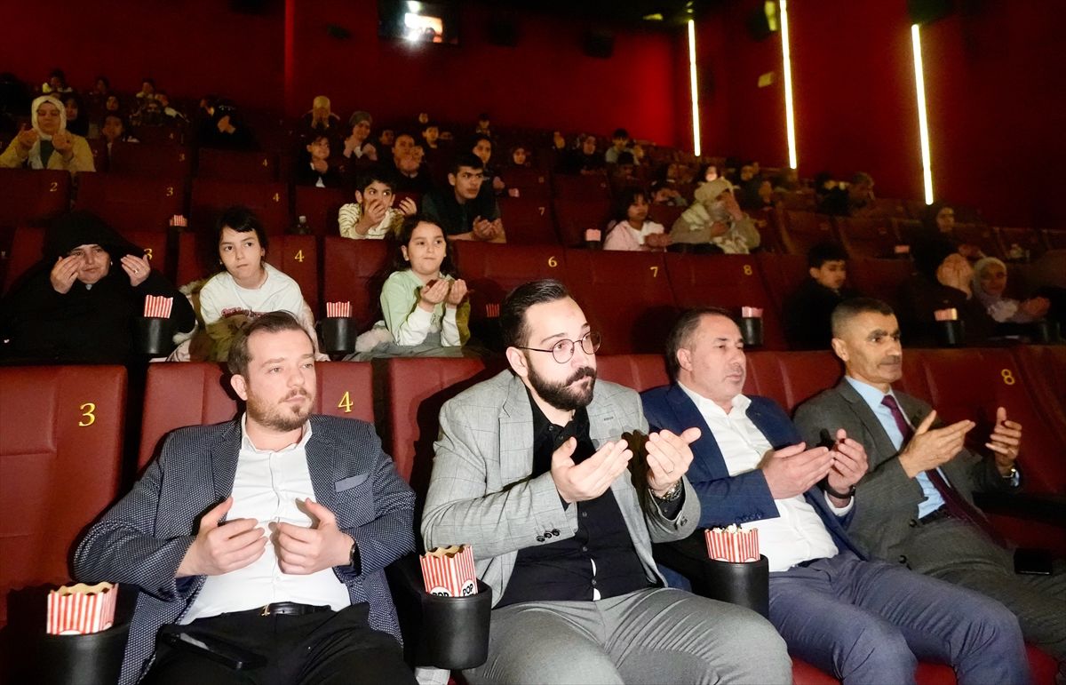 Yetim çocuklar, Hazreti Muhammed'in hayatını anlatan filmi sinemada izledi