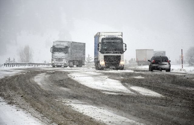 yogun kar nedeniyle kars erzurum kara yolunda 4 19738576 o