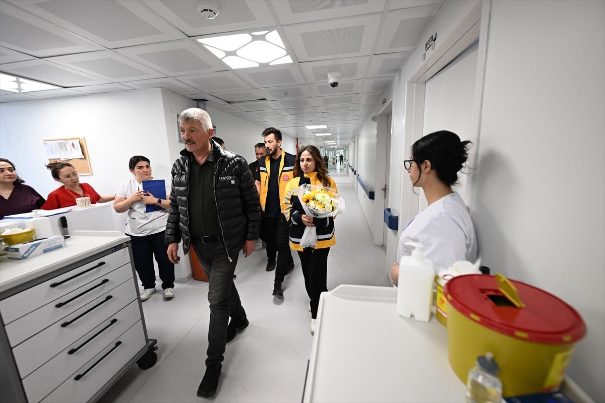 Yolda fenalaşan yaşlı adam kameraları izleyen muhtarın dikkati ve erken müdahaleyle kurtarıldı