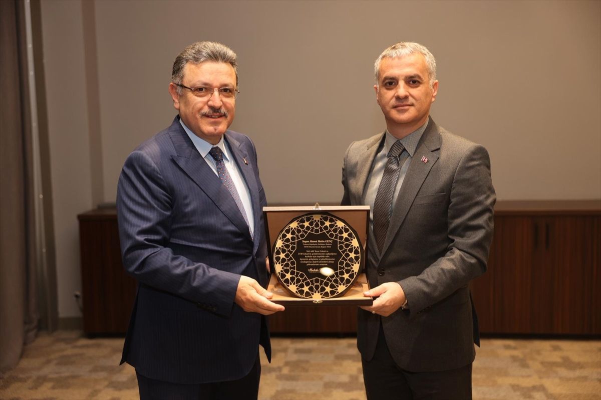 Yomra Belediye Başkanı Bıyık'tan Trabzon Büyükşehir Belediye Başkanı Genç'e plaket