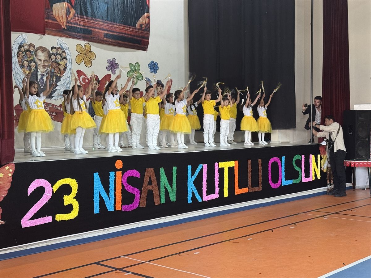Yüksekova'da 23 Nisan Ulusal Egemenlik ve Çocuk Bayramı kutlandı