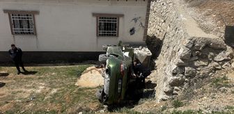 Yüksekova'da evin duvarına çarpan otomobildeki 2 kişi yaralandı