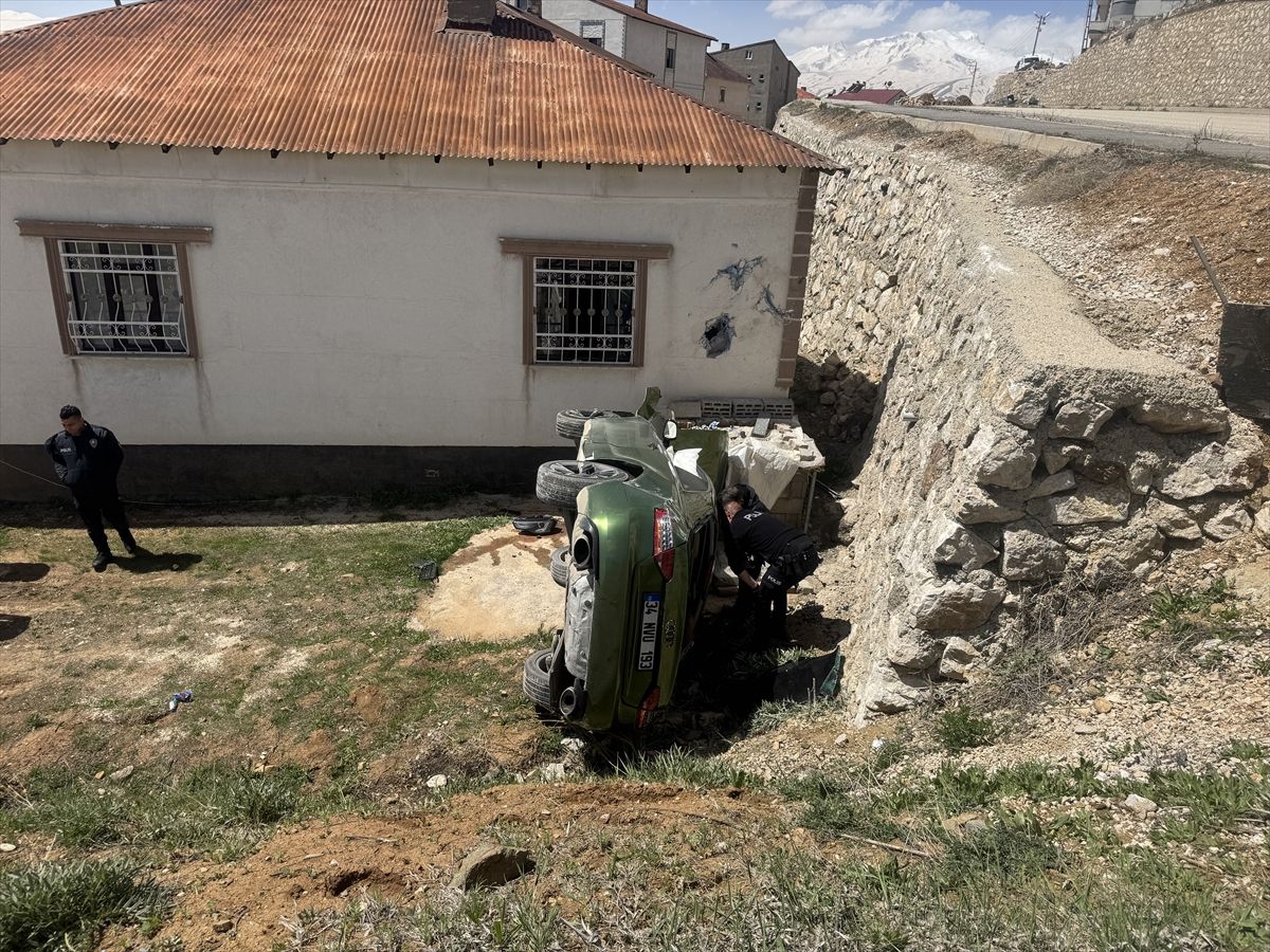 Yüksekova'da evin duvarına çarpan otomobildeki 2 kişi yaralandı