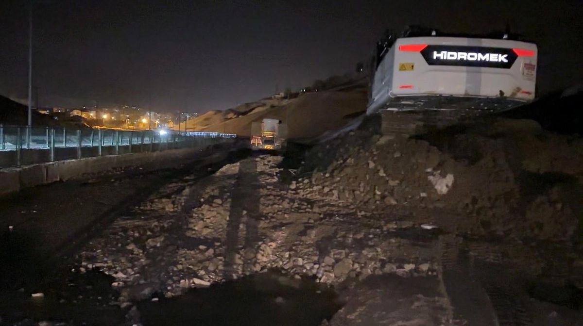 Yüksekova'da heyelan: Pizok yolu trafiğe kapatıldı