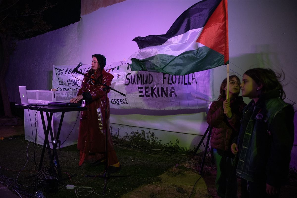 Yunanistan'ın Siros Adası'nda Filistin ve Küresel Sumud Filosu'na destek konseri düzenlendi
