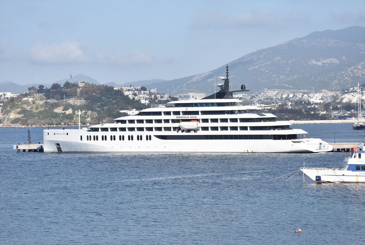 Yüzen butik otel olarak tanımlanan 'Emerald Kaia' Bodrum'da