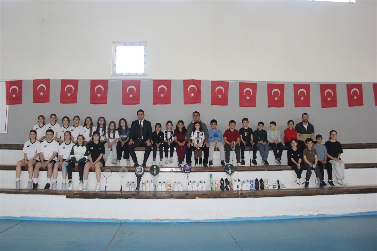 Zara Kaymakamlığından sporculara malzeme desteği