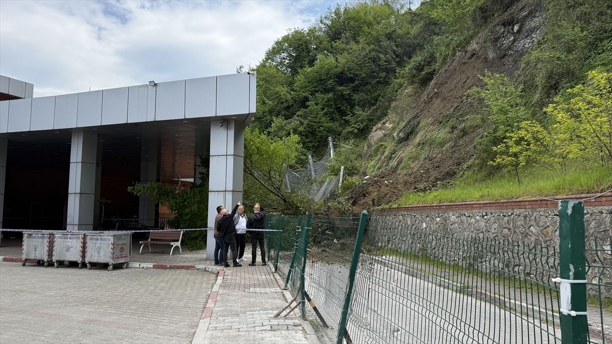 Zonguldak'ta heyelan terminaldeki yolcu bekleme peronuna zarar verdi