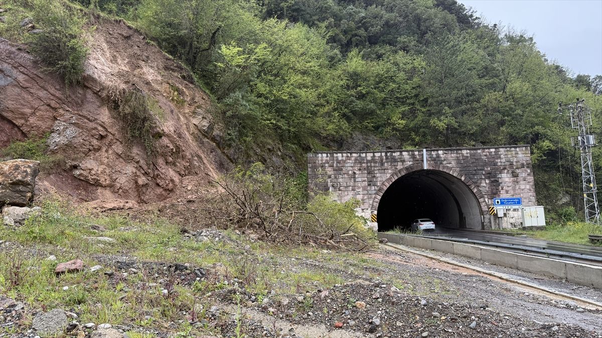 Zonguldak'ta heyelanda zarar gören elektrik hattı nedeniyle ulaşım aksadı