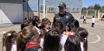 Zonguldak'ta polisin görev yaptığı okulda öğrencilerle ip atladığı görüntüler ilgi gördü
