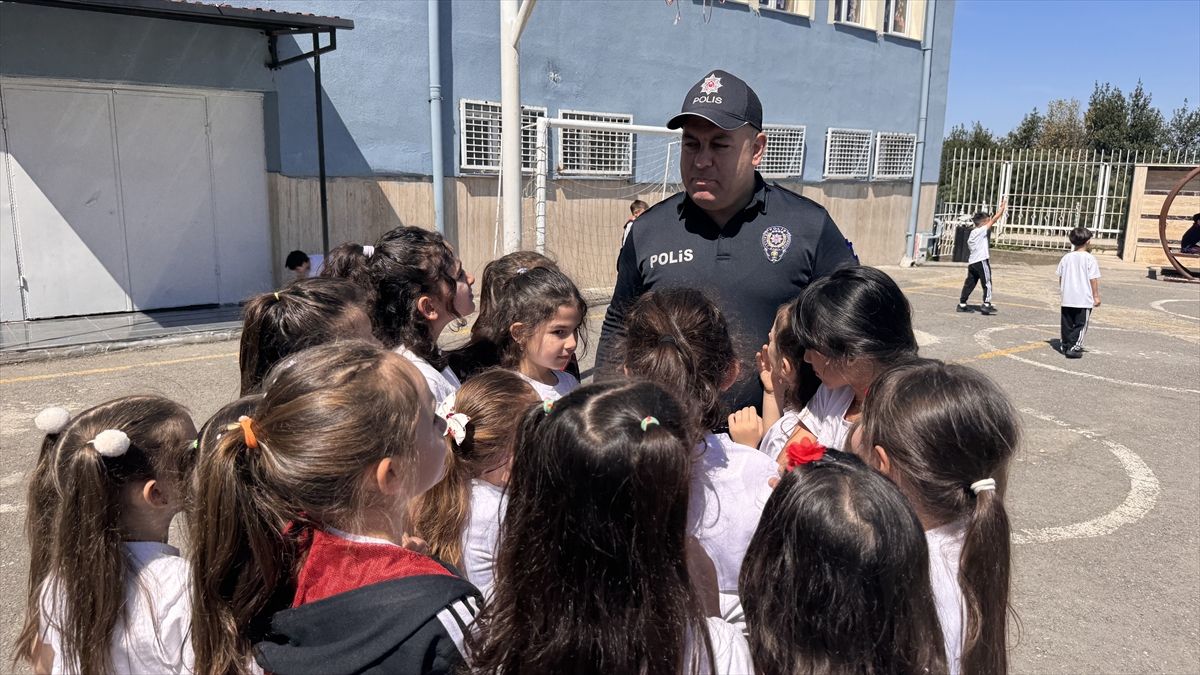 Zonguldak'ta polisin görev yaptığı okulda öğrencilerle ip atladığı görüntüler ilgi gördü