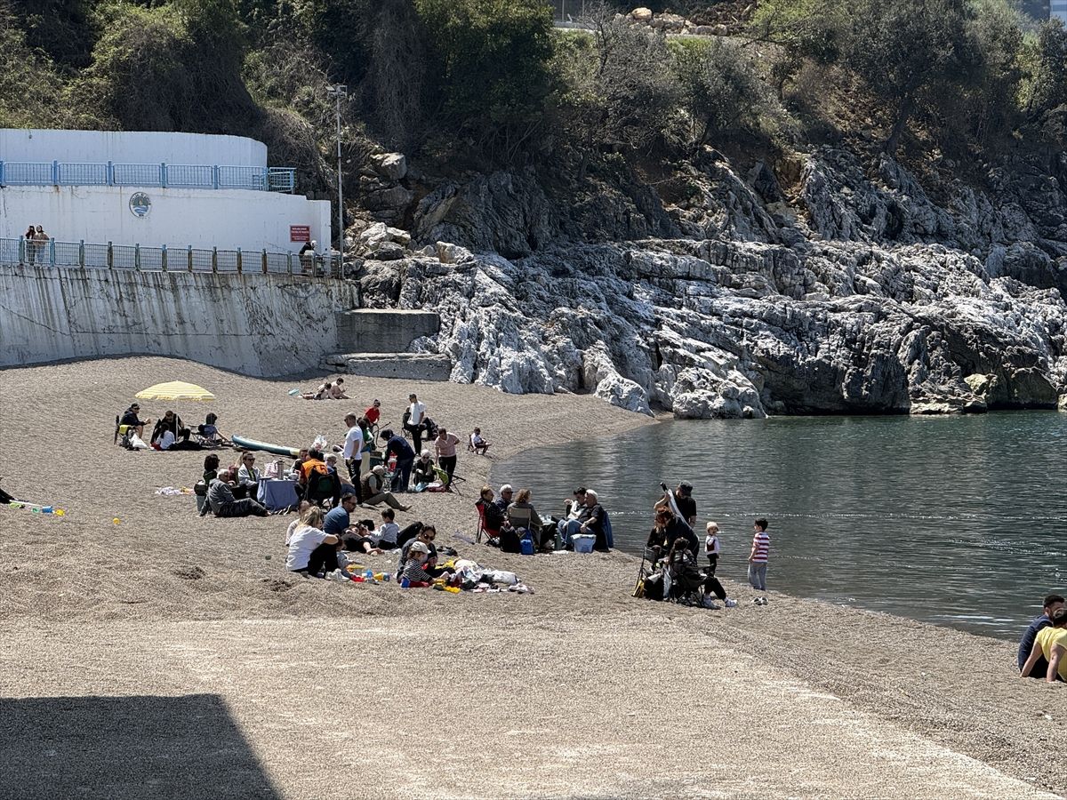 Zonguldak'ta vatandaşlar güneşli havayı sahilde ve yeşil alanlarda değerlendirdi