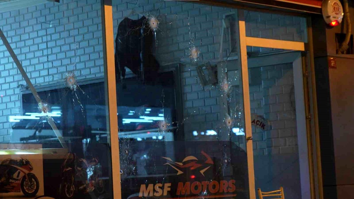Alacak-verecek kavgası kanlı bitti: İş yerini uzun namlulu silahla taradılar, 4 kişi yaralandı