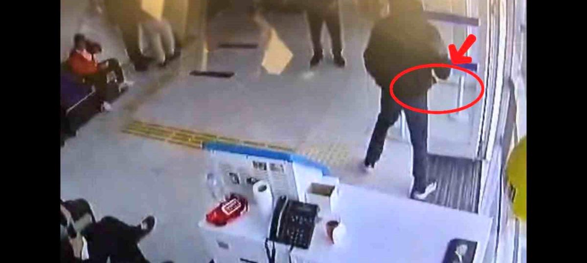 Banka şubesinde satırla gasp girişimi: Maskeli şüpheli kısa sürede yakalandı