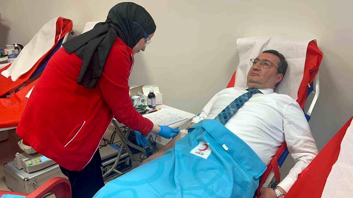 Bölge Adliye Mahkemesi'nde kan bağışında bulunan adliye personeline plaket verildi