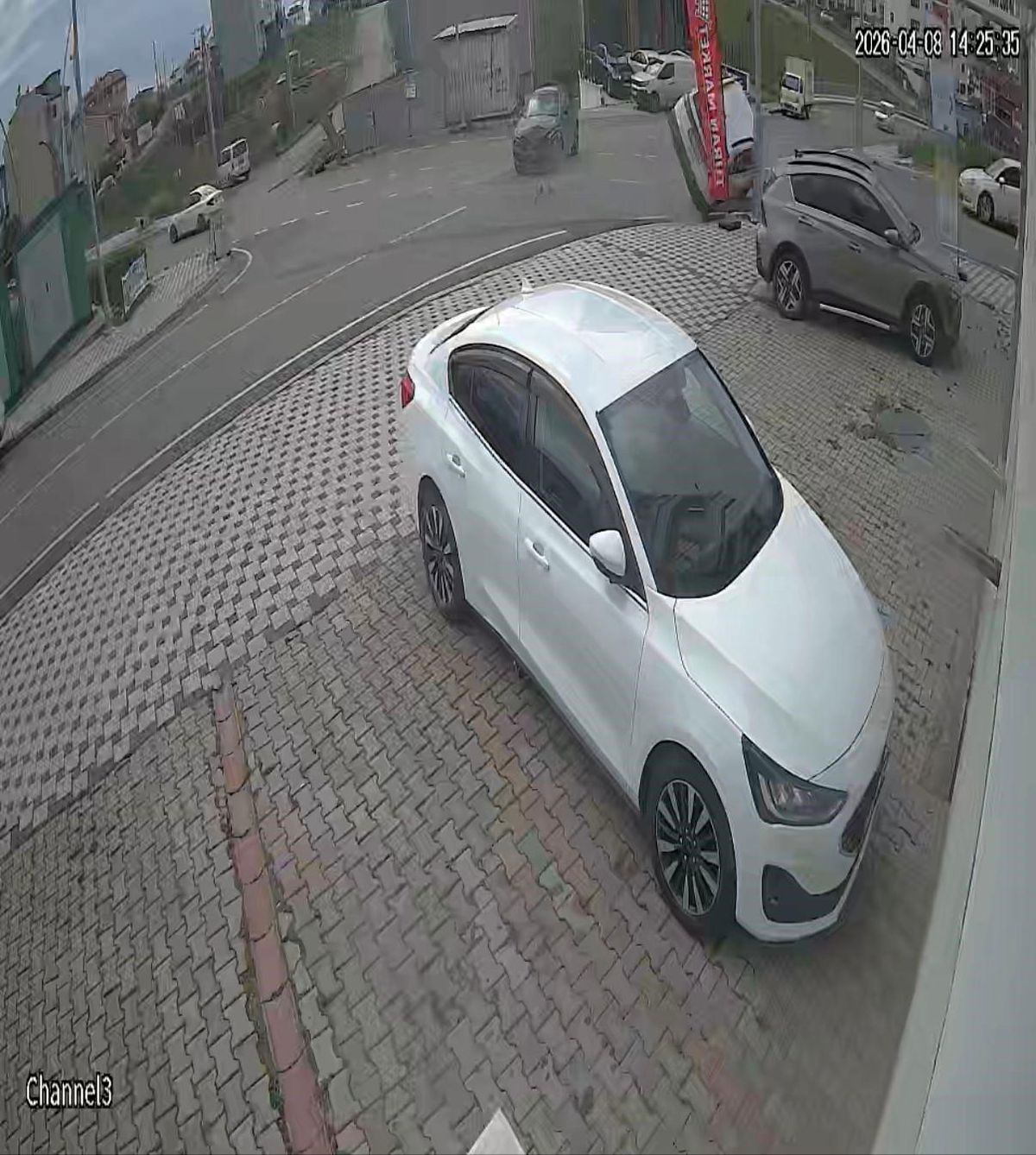 Çarpışan araçlardan biri takla attı, 7 kişi yaralandı: Kaza anı kamerada
