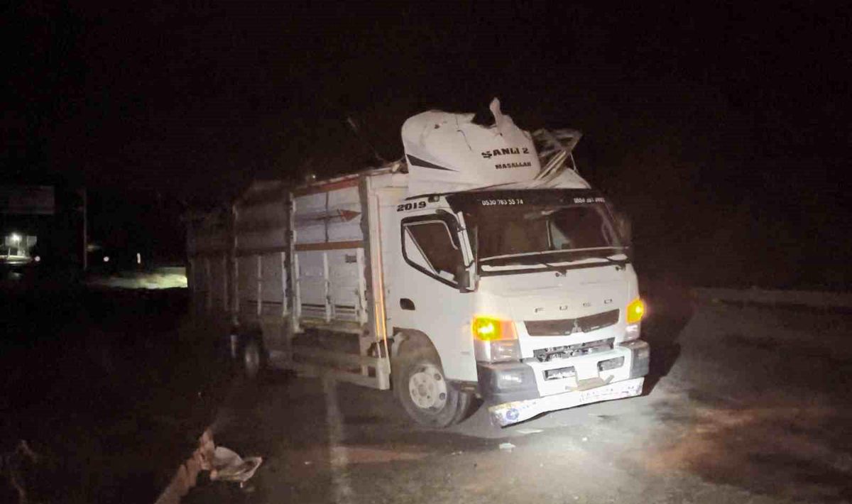 Çorum'da hafif ticari araç kamyona çarptı: 3 yaralı