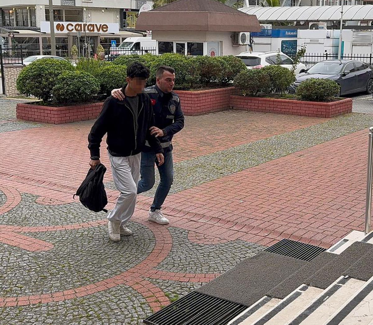 Ehliyet sınavında kopya düzenekli usulsüzlük operasyonu: 5 şüpheli suçüstü yakalandı