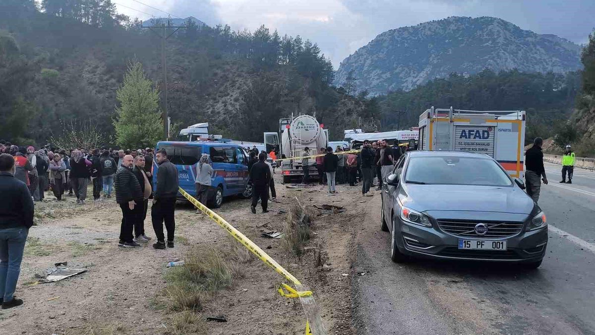 İş dönüşü yaşanan ve 7 kişinin hayatını kaybettiği feci kaza sonrası yol trafiğe açıldı