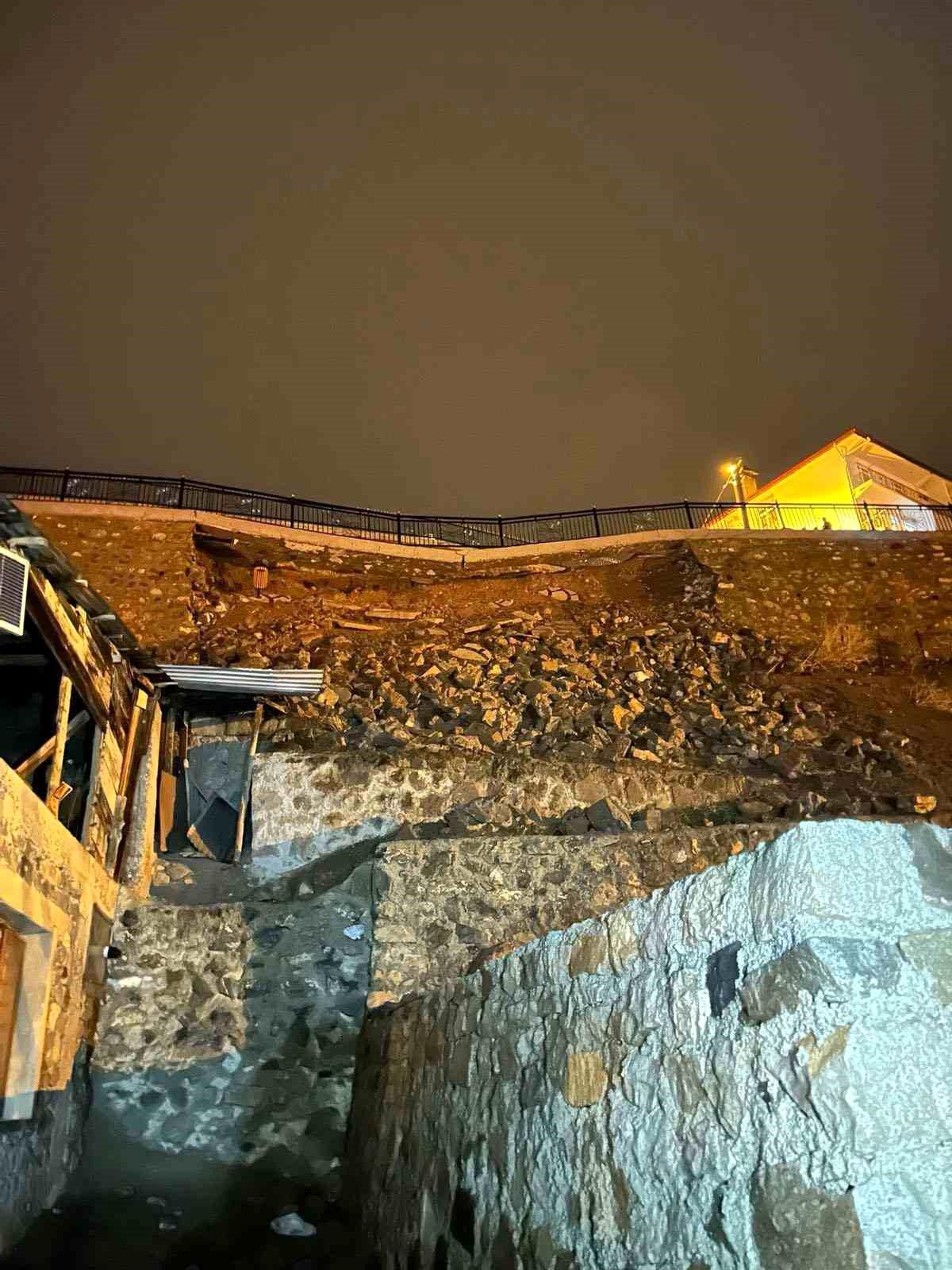 İspir'de heyelan: 2 konut boşaltıldı
