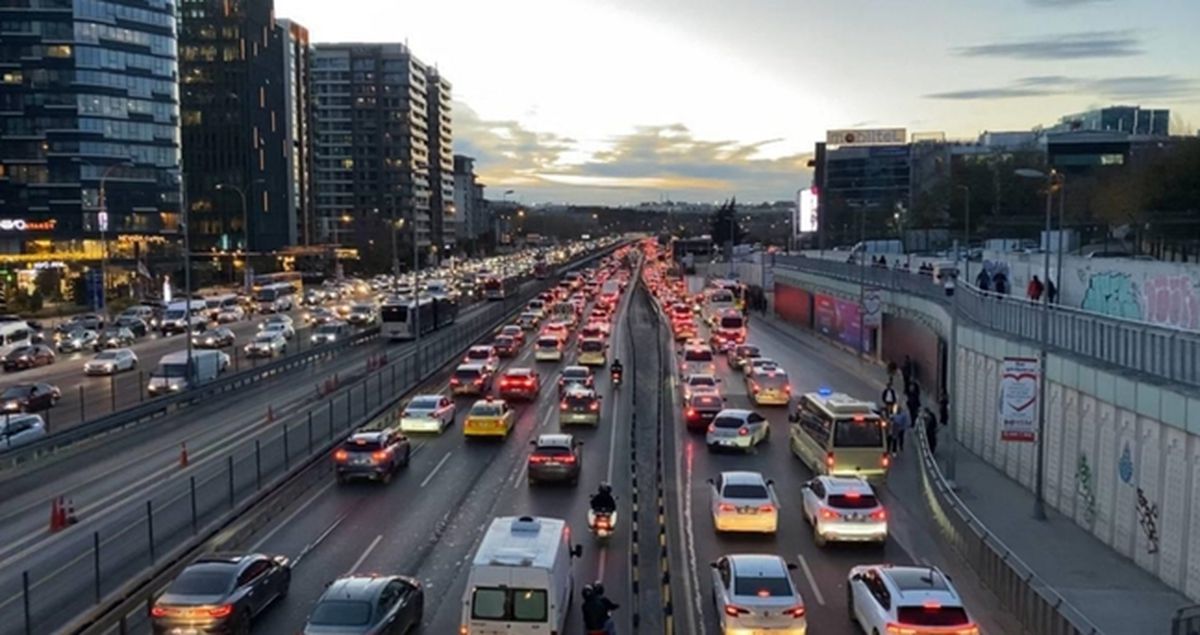 İstanbul'da trafik var mı? SON DAKİKA! 8 Nisan Çarşamba hangi ilçelerde trafik var, hangi yollar kapalı?