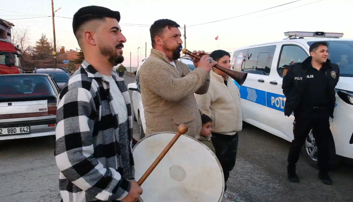 Kavga ihbarına giden polise 'davullu-zurnalı' kutlama