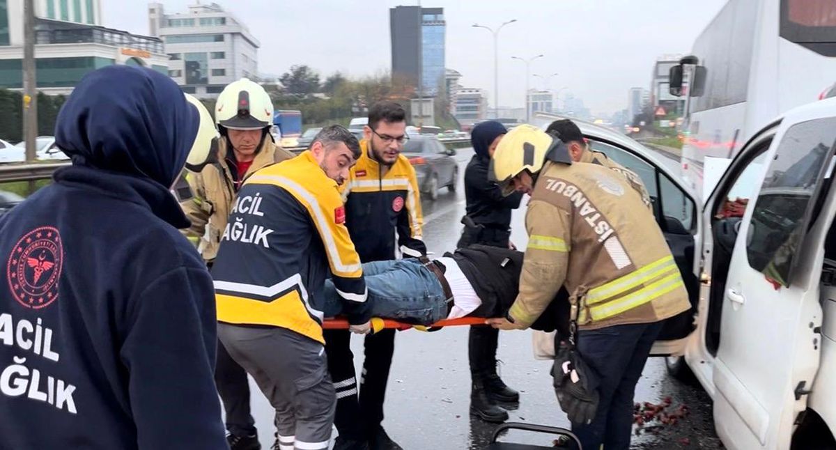 Maltepe'de hafif ticari araç, servis minibüsüne arkadan çarptı: 1 yaralı