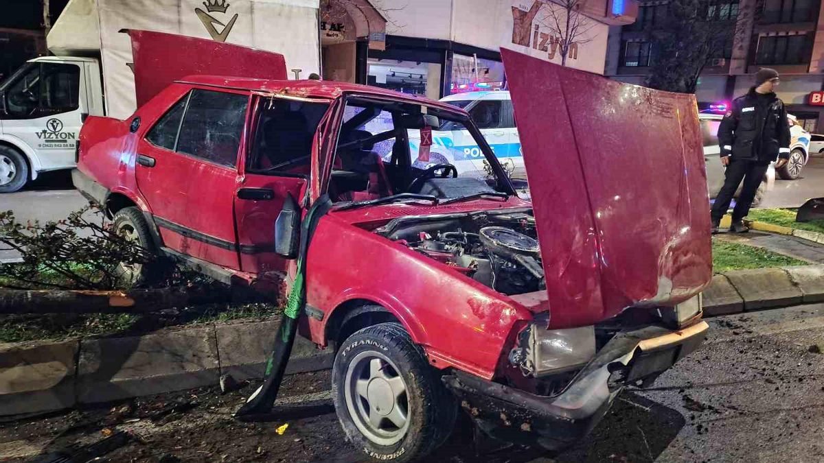Otomobilin çarptığı ağaç karşı şeritteki aracın üzerine devrildi: 1 yaralı